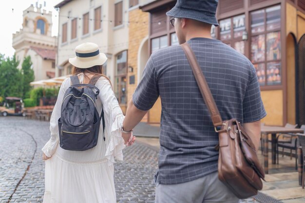 幸せな若いアジア カップル旅行旧市街イタリア スタイルで新婚旅行のカップル結婚ツアー コンセプトバレンタイン フェスティバル