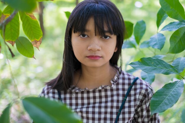 Foto felice giovane ragazza asiatica sullo sfondo della natura