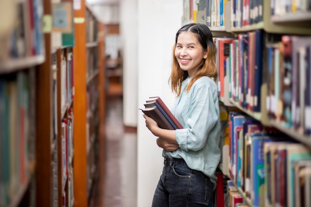 幸せな若いアジア大学生