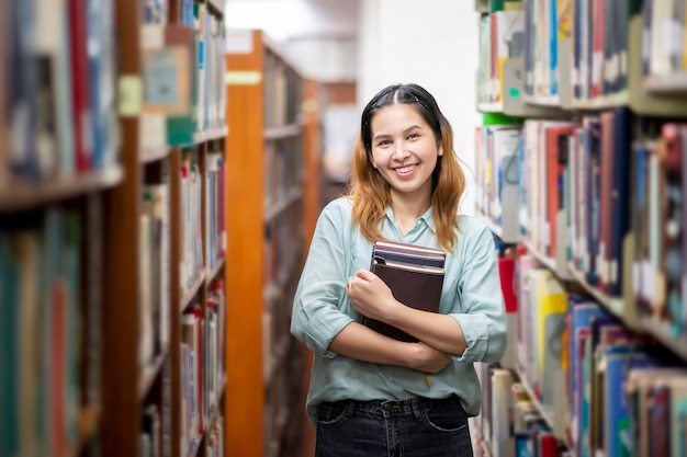 幸せな若いアジア大学生