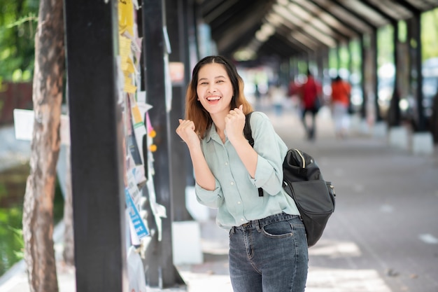 幸せな若いアジア大学生