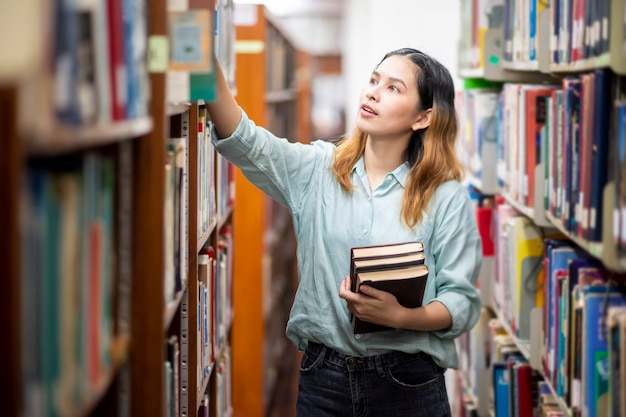 幸せな若いアジア大学生