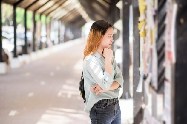 幸せな若いアジア大学生。