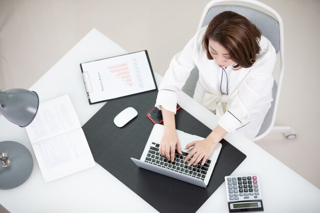 Photo happy young asian woman at the office