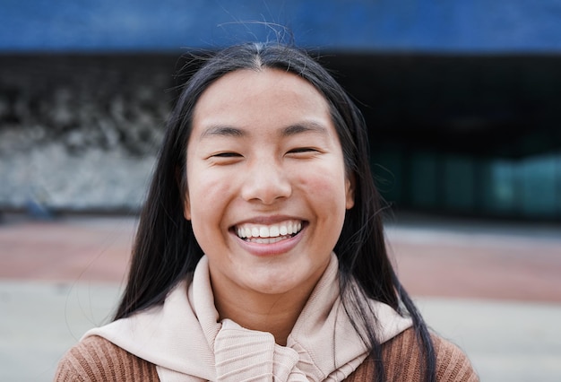 카메라에 웃는 행복 한 젊은 아시아 여자