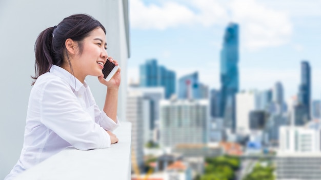 幸せな若いアジア人女性