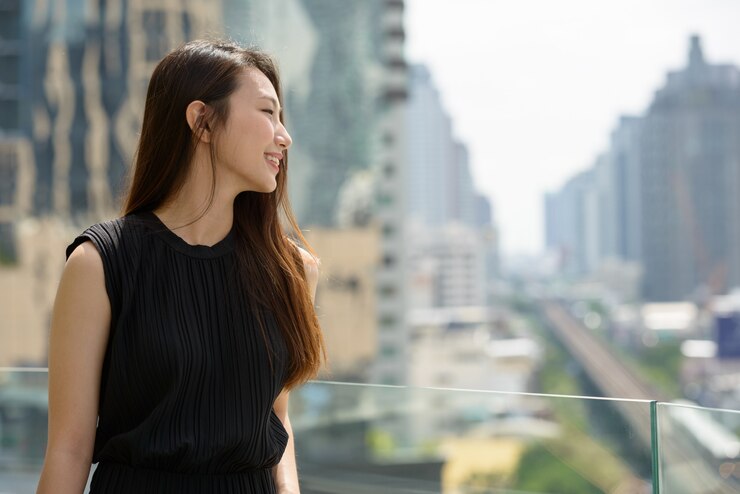 Photo 도시의 전망에 대 한 행복 한 젊은 아름 다운 아시아 사업가