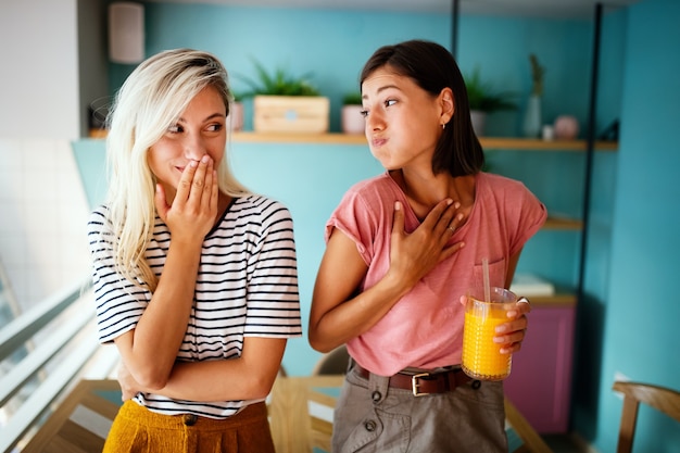 Photo happy young beautiful women friends having fun, talking and smiling