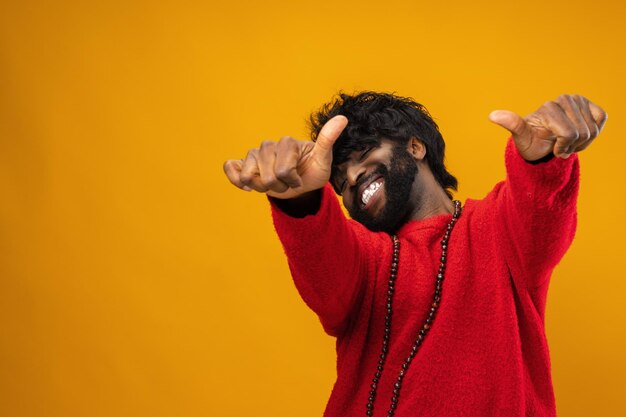 Photo happy young black man giving thumbs up