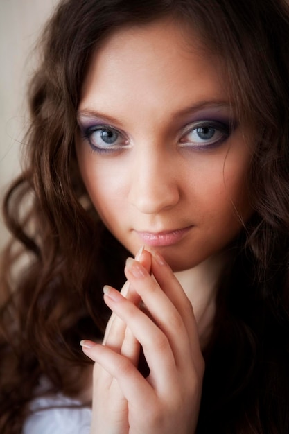 Photo happy young bride with long brown hair