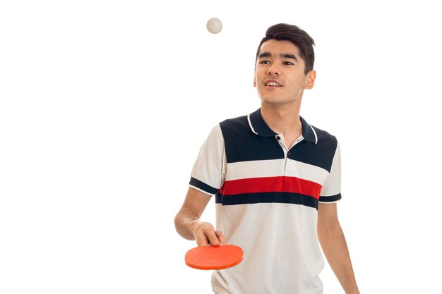 Felice giovane sportivo brunett che pratica ping-pong isolato su sfondo bianco