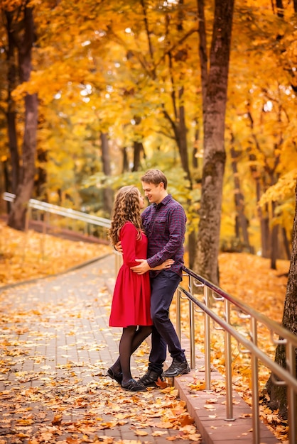 秋の公園で幸せな若いカップル