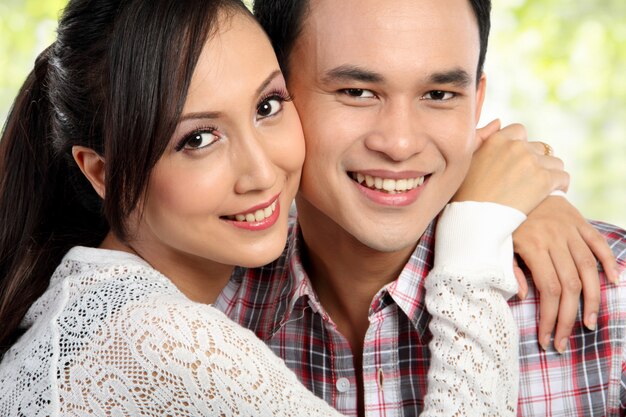 Photo happy young couple embracing