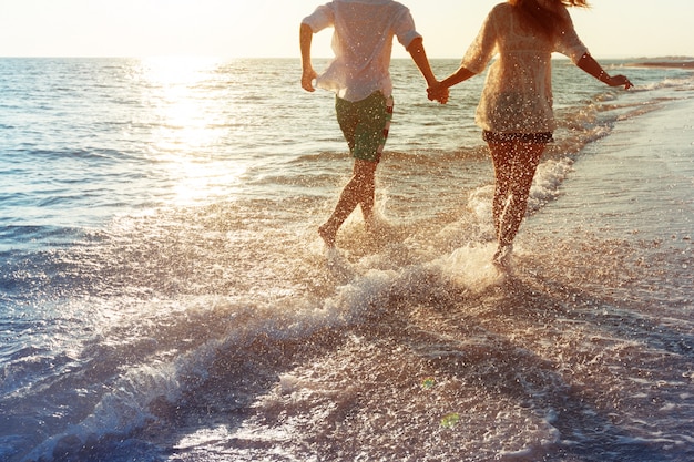 Счастливая молодая пара, наслаждаясь морем