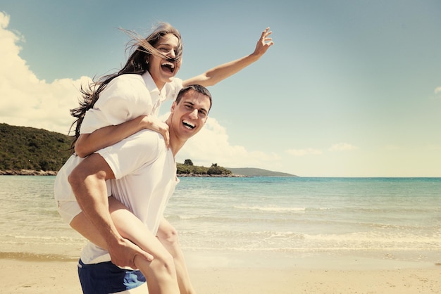 счастливая молодая пара веселится и отдыхает на пляже