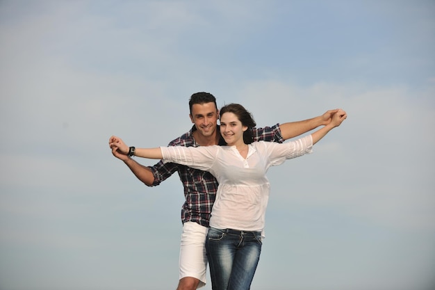 Le giovani coppie felici hanno momenti divertenti e romantici sulla spiaggia durante la stagione estiva e rappresentano happynes e concetto di viaggio