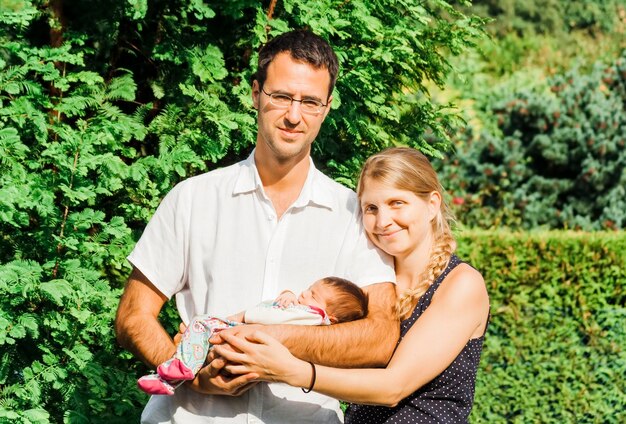 Foto una giovane coppia felice con le piante in mano