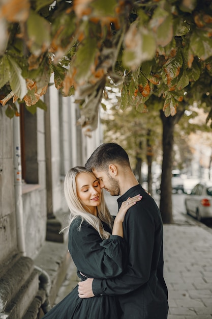 Счастливая молодая пара обниматься и целоваться на открытом воздухе