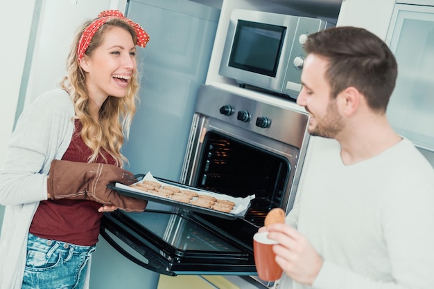 Photo happy young couple in kitchen