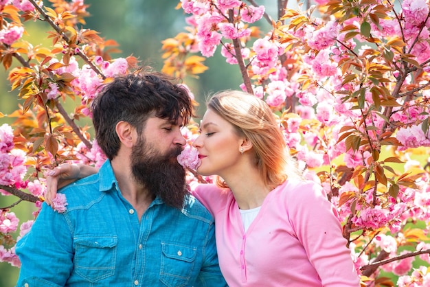 Felice giovane coppia che si guarda e si bacia mentre celebra il giorno di san valentino