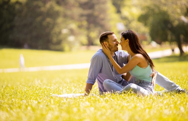 Счастливая молодая влюбленная пара на травяном поле