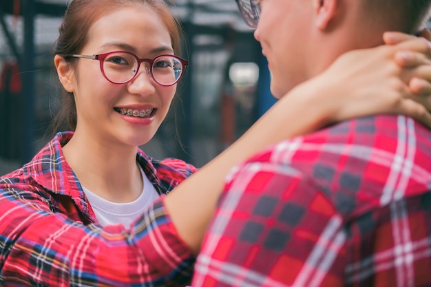 사랑에 행복 한 젊은 커플 포옹 하 고 서로보고 웃 고