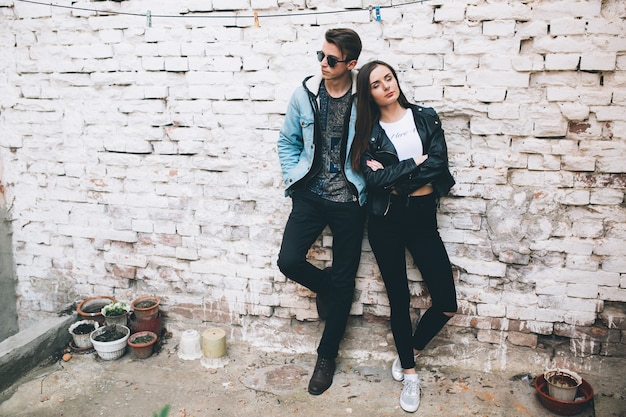 Photo happy young couple modeling in the city