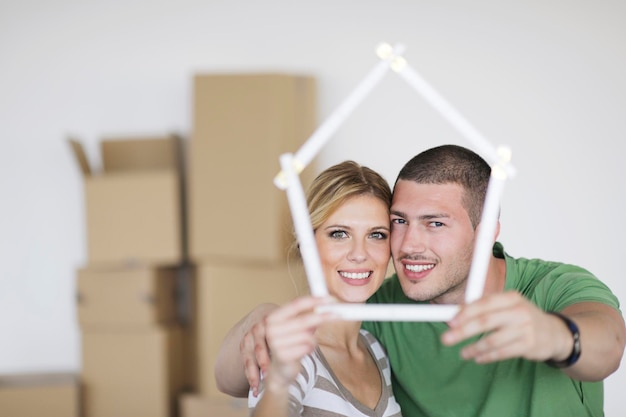 Photo happy young couple moving in new home