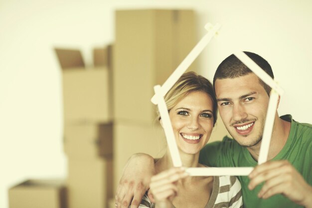 Photo happy young couple moving in new home