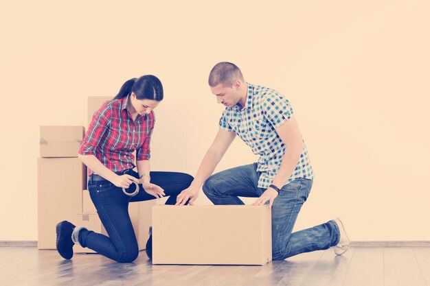 Photo happy young couple moving in new home