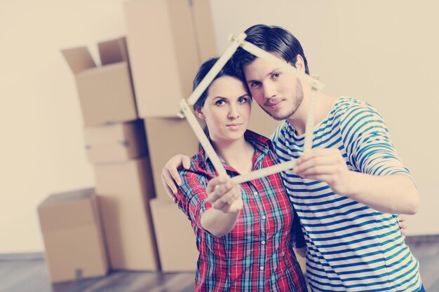 Photo happy young couple moving in new house