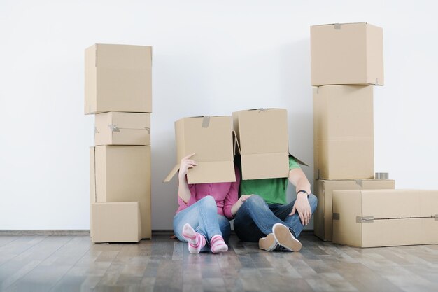 Photo happy young couple moving in new house