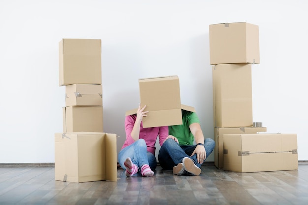 Photo happy young couple moving in new house