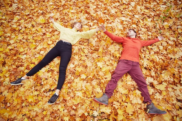 Foto felice giovane coppia all'aperto in una bella giornata autunnale nella foresta