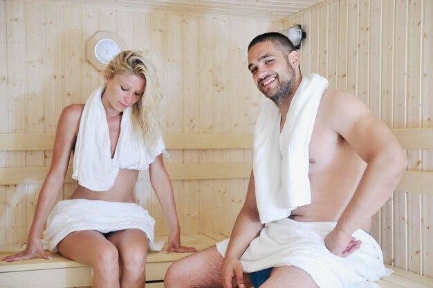 Photo happy young couple in sauna