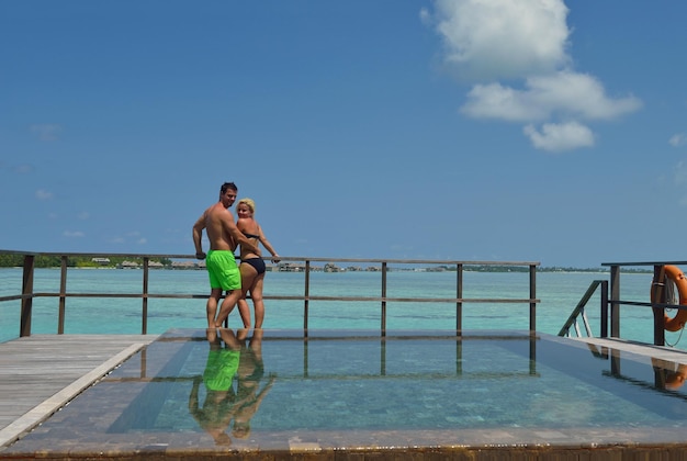 Foto giovane coppia felice in vacanza estiva divertirsi e rilassarsi in una bella giornata di sole