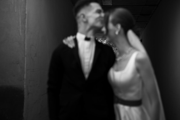幸せな若いカップルの優しい結婚式の日黒と白