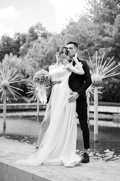 幸せな若いカップルの優しい結婚式の日黒と白