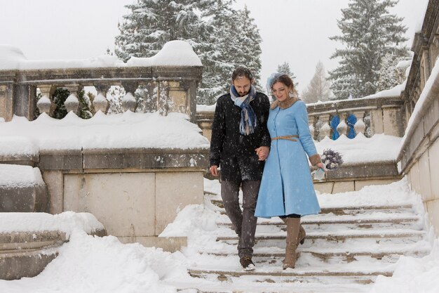 Felice giovane coppia in winter park famiglia all'aperto al castello