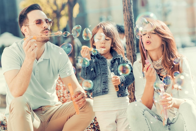 Foto felice giovane famiglia in città