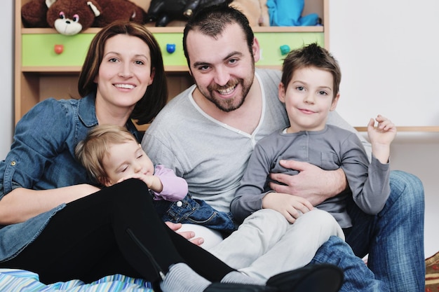 Счастливая молодая семья веселится и отдыхает в новом доме