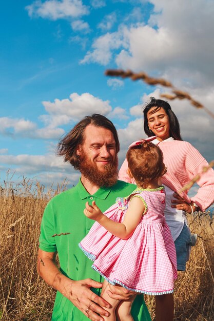 Photo happy young family having fun outside