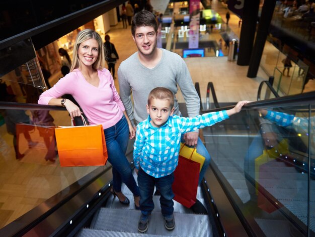 Foto felice giovane ritratto di famiglia nel centro commerciale