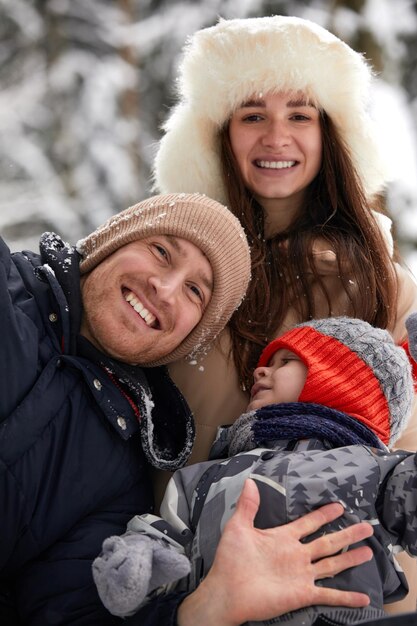 겨울에 야외에서 시간을 보내는 행복한 젊은 가족