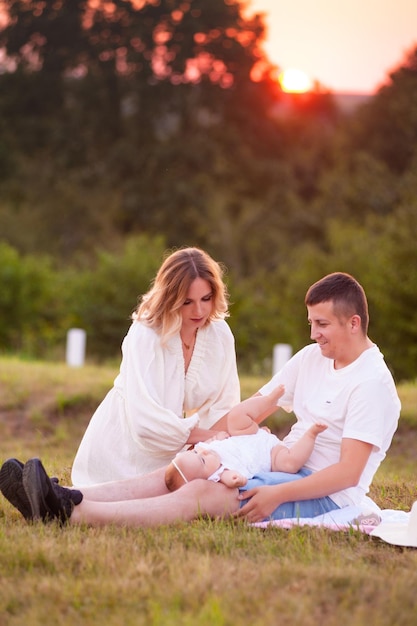 Felice giorno d'estate della giovane famiglia all'aperto