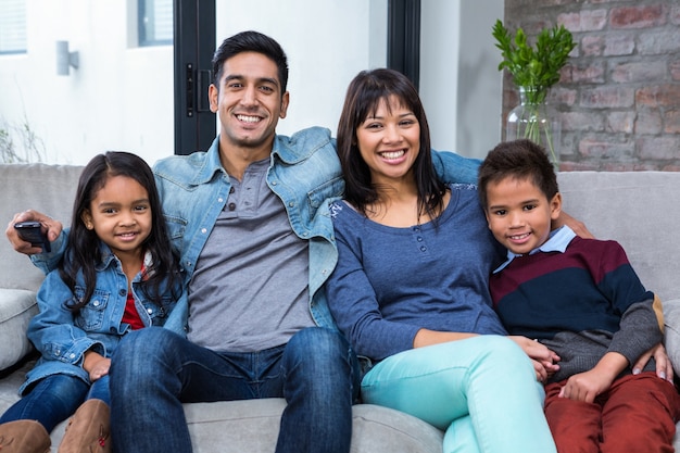 Photo happy young family watching tv