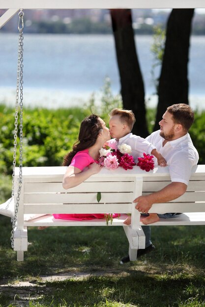 Felice giovane famiglia con un bel bambino in posa