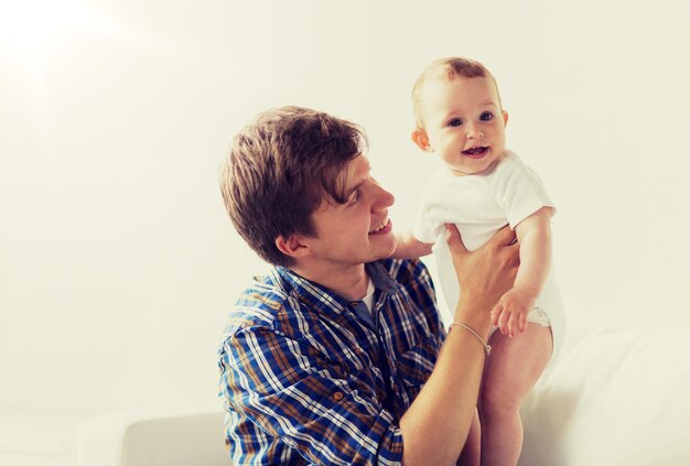 Photo happy young father with little baby at home