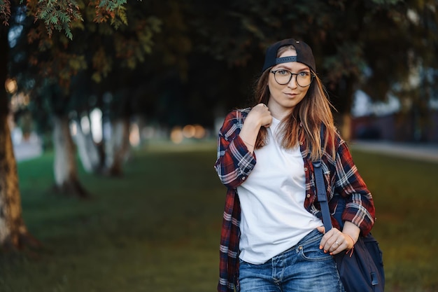 Foto felice giovane studentessa vestita in abiti casuali con una tazza di caffè