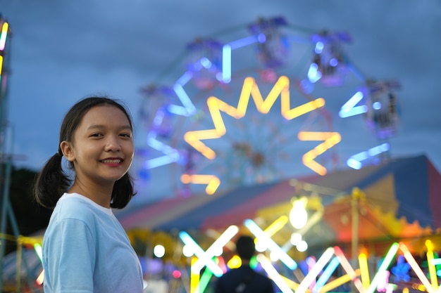 ナイトマーケットの遊園地で幸せな少女。